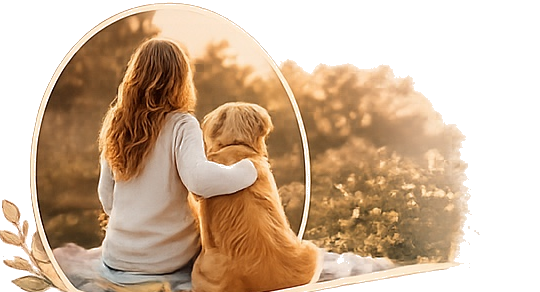 Een vrouw met lang haar zit naast een labrador in een zonovergoten veld.